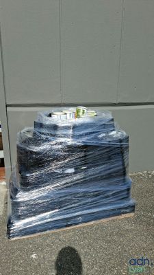 une pile de sacs en plastique bleus posée par terre