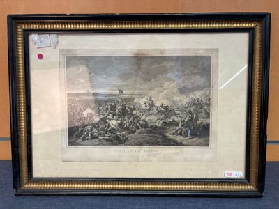 une vieille photo représentant une scène de guerre, encadrée