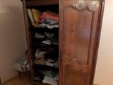 un meuble en bois dans le coin d'une pièce