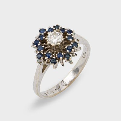 gros plan d'une bague en diamant et saphir sur fond blanc