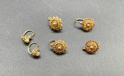 quatre paires de boucles d'oreilles en or et une paire de boucles d'oreilles