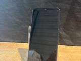 un téléphone portable posé sur une table en bois