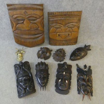 2 bas relief par Jean AUBER, 63x42cm et divers masques Afric…