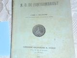 un livre posé sur une table à côté d'une paire de ciseaux