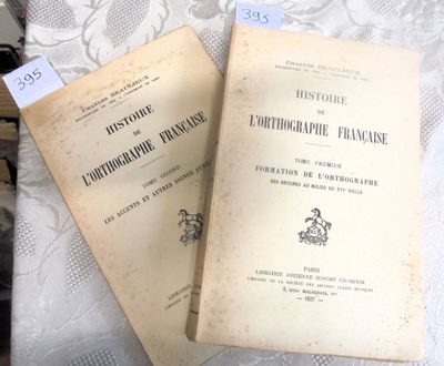 deux livres posés l'un à côté de l'autre sur une table