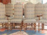 six chaises dans une pièce avec un tapis au sol