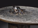 une image représentant une table en pierre dans laquelle est encastré un rocher