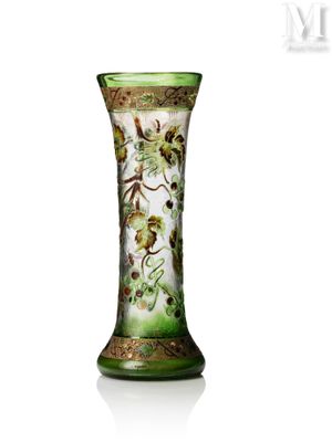 un vase vert orné d'un motif représentant un oiseau et des fleurs