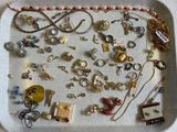 un plateau contenant plusieurs types de bijoux différents