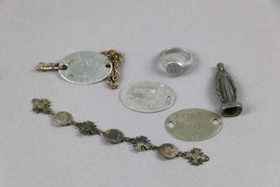 beaucoup d'objets métalliques qui traînent sur la table