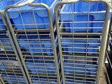 de nombreux bacs bleus empilés les uns sur les autres dans un entrepôt