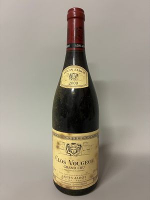 une bouteille de vin rouge posée sur une table