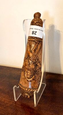 un objet en bois posé sur un socle transparent, lui-même posé sur une table en bois