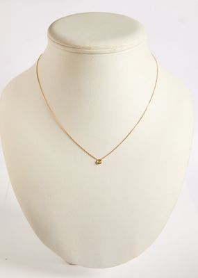 gros plan d'un mannequin portant un collier
