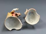 paire de figurines en porcelaine représentant un homme et une femme posés sur un coquillage