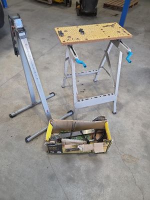 une boîte à outils posée par terre à côté d'un établi