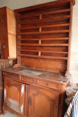 Buffet vaisselier en chêne mouluré et sculpté ouvrant par de…