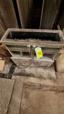 une jardinière posée par terre dans une pièce
