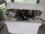 une boîte blanche avec un ventilateur et une fenêtre derrière