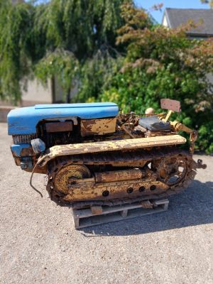 un tracteur jouet posé sur une palette