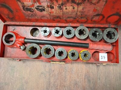 une boîte rouge contenant tout un tas d'outils