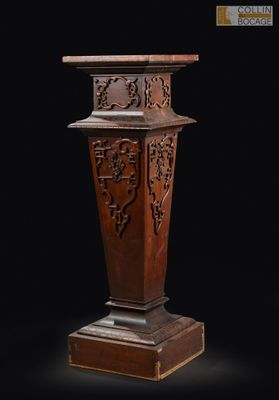une image représentant un socle en bois orné d'un motif sculpté