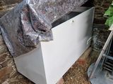 une boîte blanche recouverte d'une couverture, posée près d'une cheminée