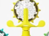 trois types d'horloges différents posés sur un socle