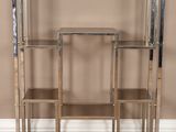 une étagère en verre posée sur un parquet en bois massif