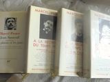 trois livres posés les uns à côté des autres sur un lit