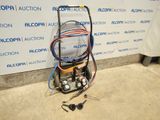une pompe électrique équipée d'un tuyau et à laquelle est raccordé un tuyau