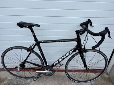 un vélo appuyé contre la porte d'un garage