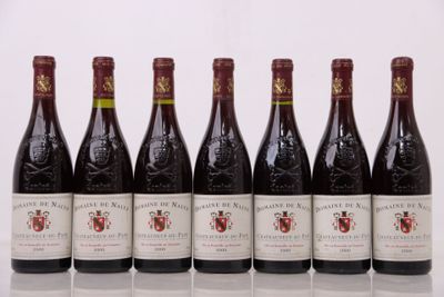 six bouteilles de vin sont alignées sur une table