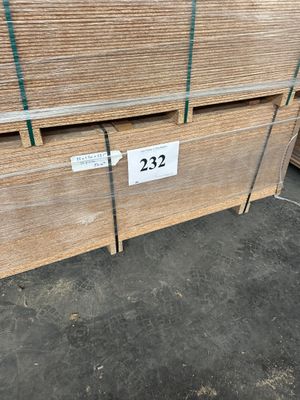 un gros plan sur une pile de palettes en bois dans un entrepôt
