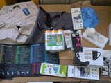 de nombreux objets posés sur une table