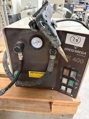 a machine that is sitting on top of a pallet