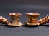 trois tasses et une soucoupe posées sur une table