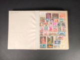 un gros plan d'un livre recouvert de nombreux timbres