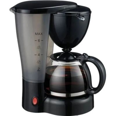 La cafetière se trouve à côté d'un mixeur, sur un fond blanc.