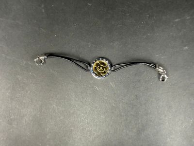 un gros plan d'un objet métallique orné d'une fleur