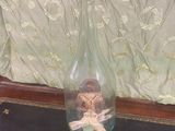 une bouteille en verre munie d'un bouchon en liège, dans laquelle se trouve un bouchon en liège