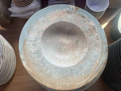 de nombreuses assiettes et bols posés ensemble sur une table