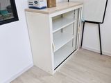 une armoire blanche dans un coin de la pièce, près d'une fenêtre