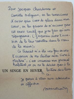 un vieux livre sur lequel est écrit un poème en français