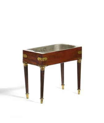 une image d'une petite table en bois avec un plateau en verre