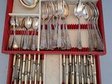 une boîte rouge contenant des couverts sur une table