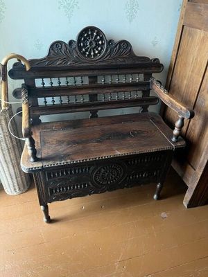 un banc en bois sur lequel est posée une horloge, dans une pièce