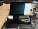 un ordinateur portable posé sur un comptoir en métal