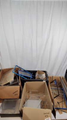 de nombreuses boîtes contenant du matériel électronique posées sur une table