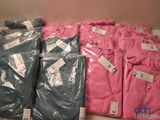 beaucoup de t-shirts roses et bleus sur une étagère